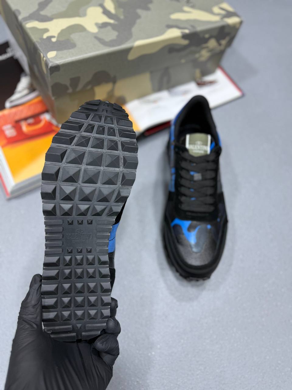 VLTN ROCKSTUD RUNNERS BLACK/BLUE