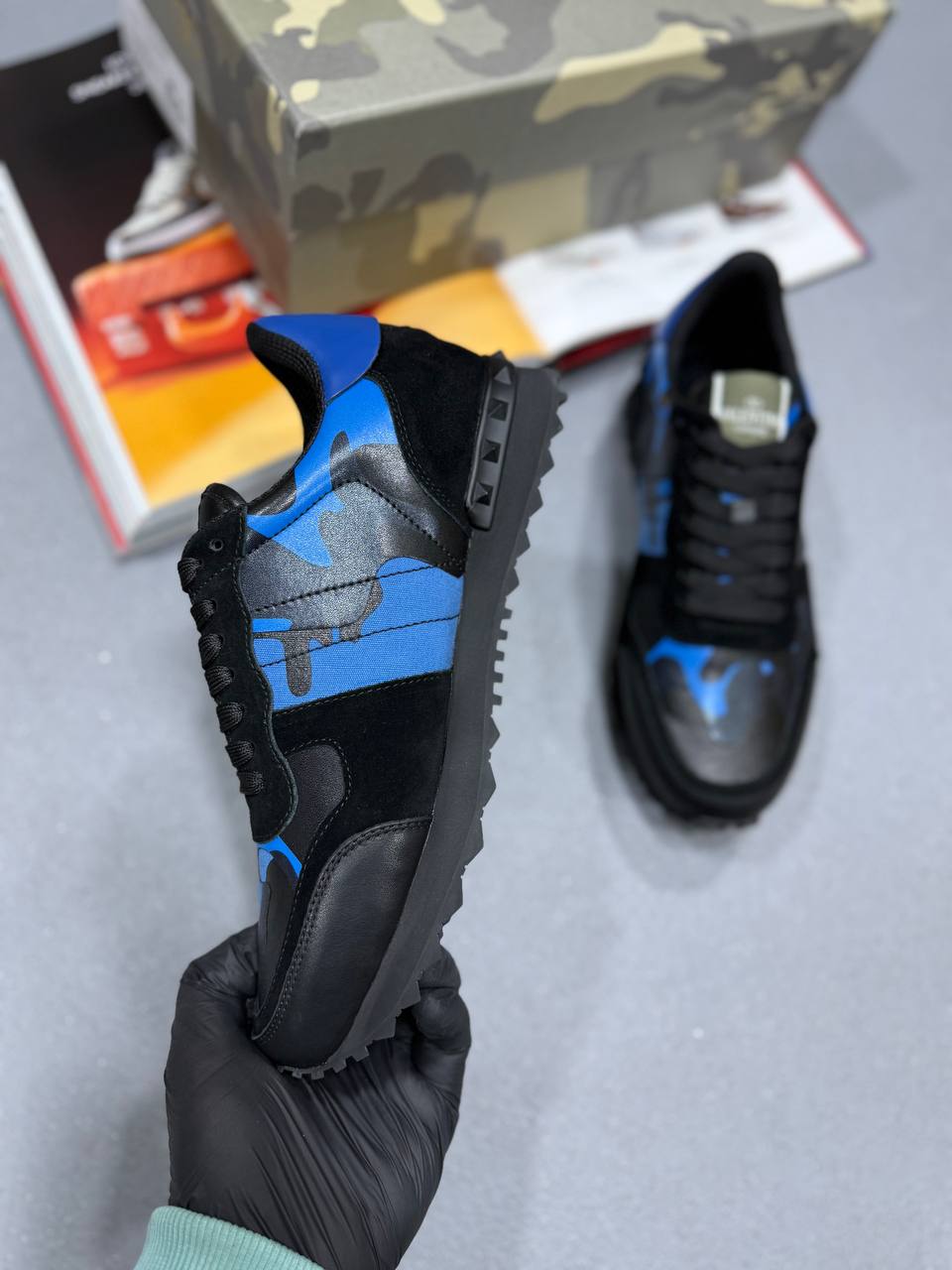 VLTN ROCKSTUD RUNNERS BLACK/BLUE