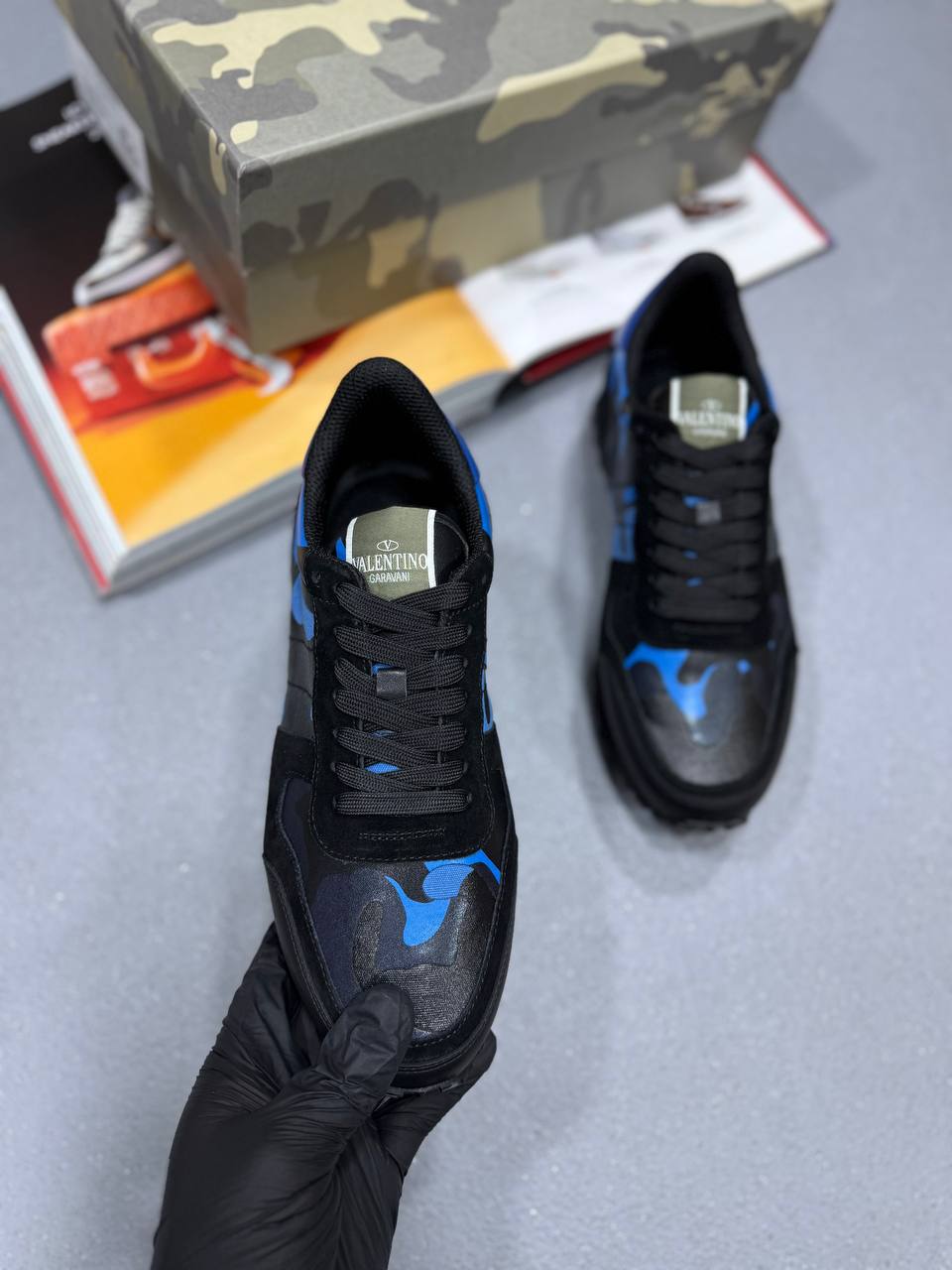 VLTN ROCKSTUD RUNNERS BLACK/BLUE