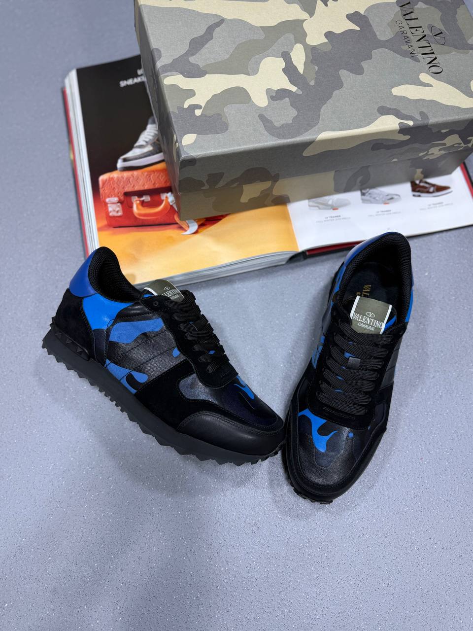 VLTN ROCKSTUD RUNNERS BLACK/BLUE