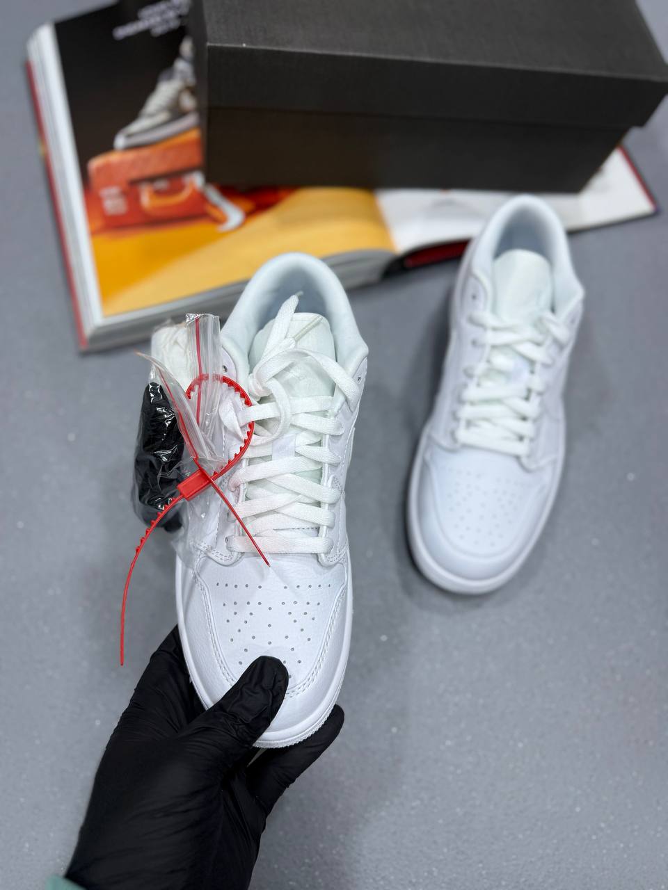 J1 LOW TOP WHITE