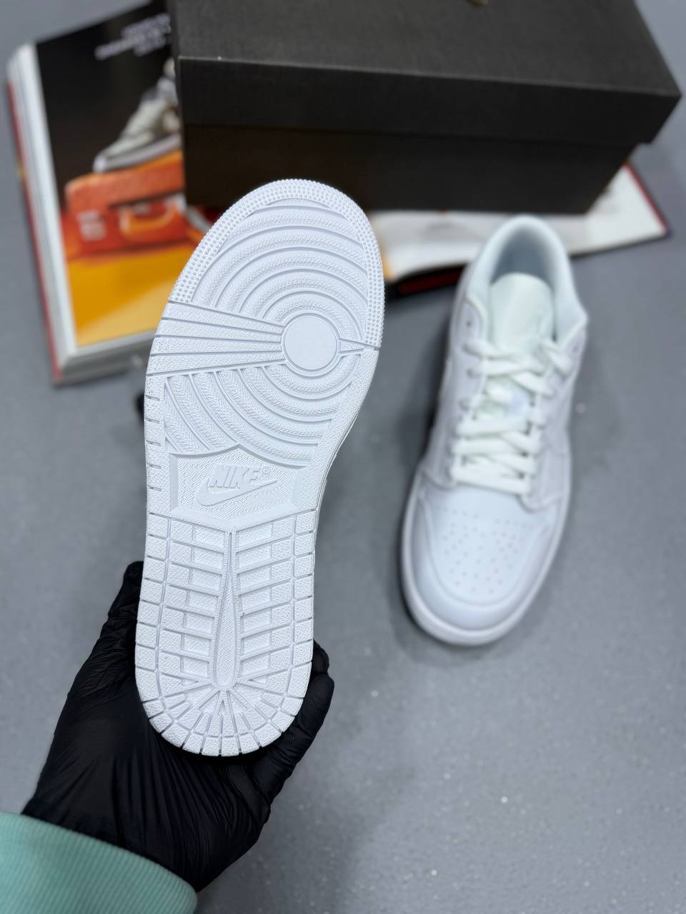 J1 LOW TOP WHITE