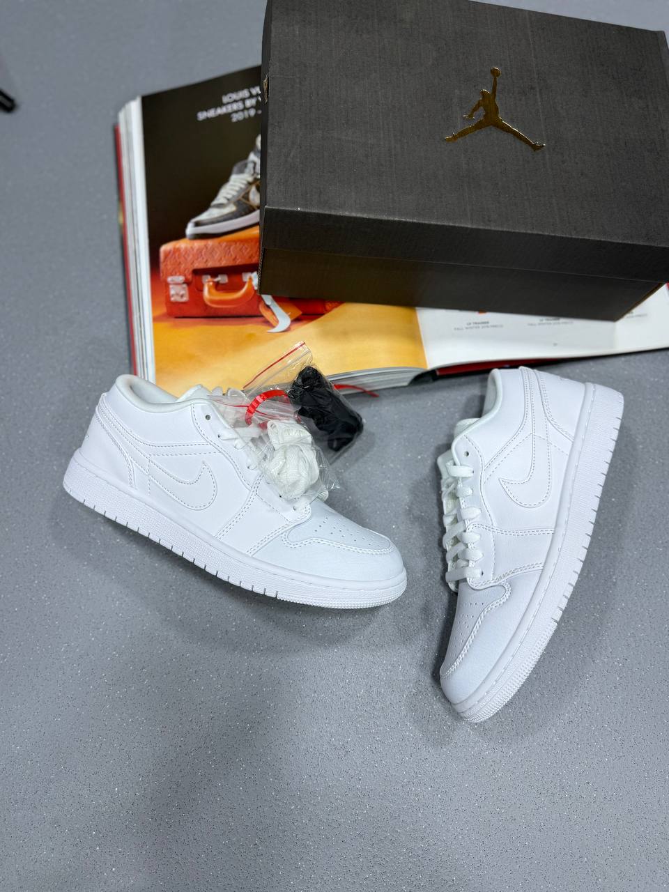 J1 LOW TOP WHITE