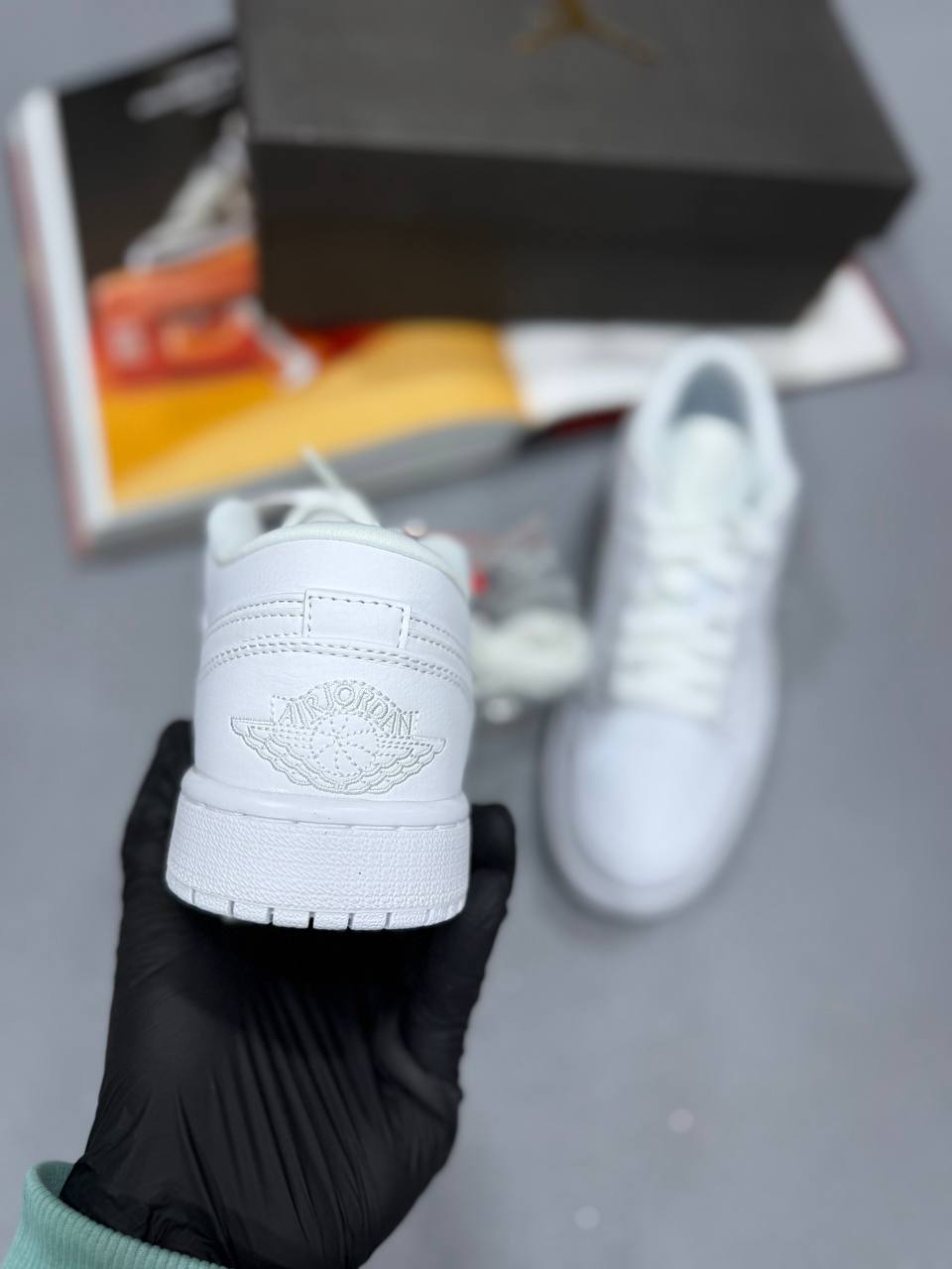 J1 LOW TOP WHITE