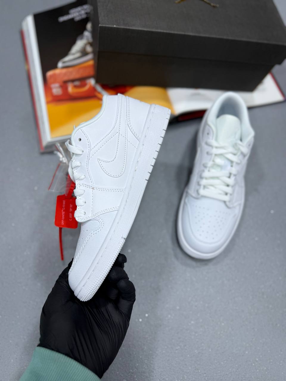 J1 LOW TOP WHITE