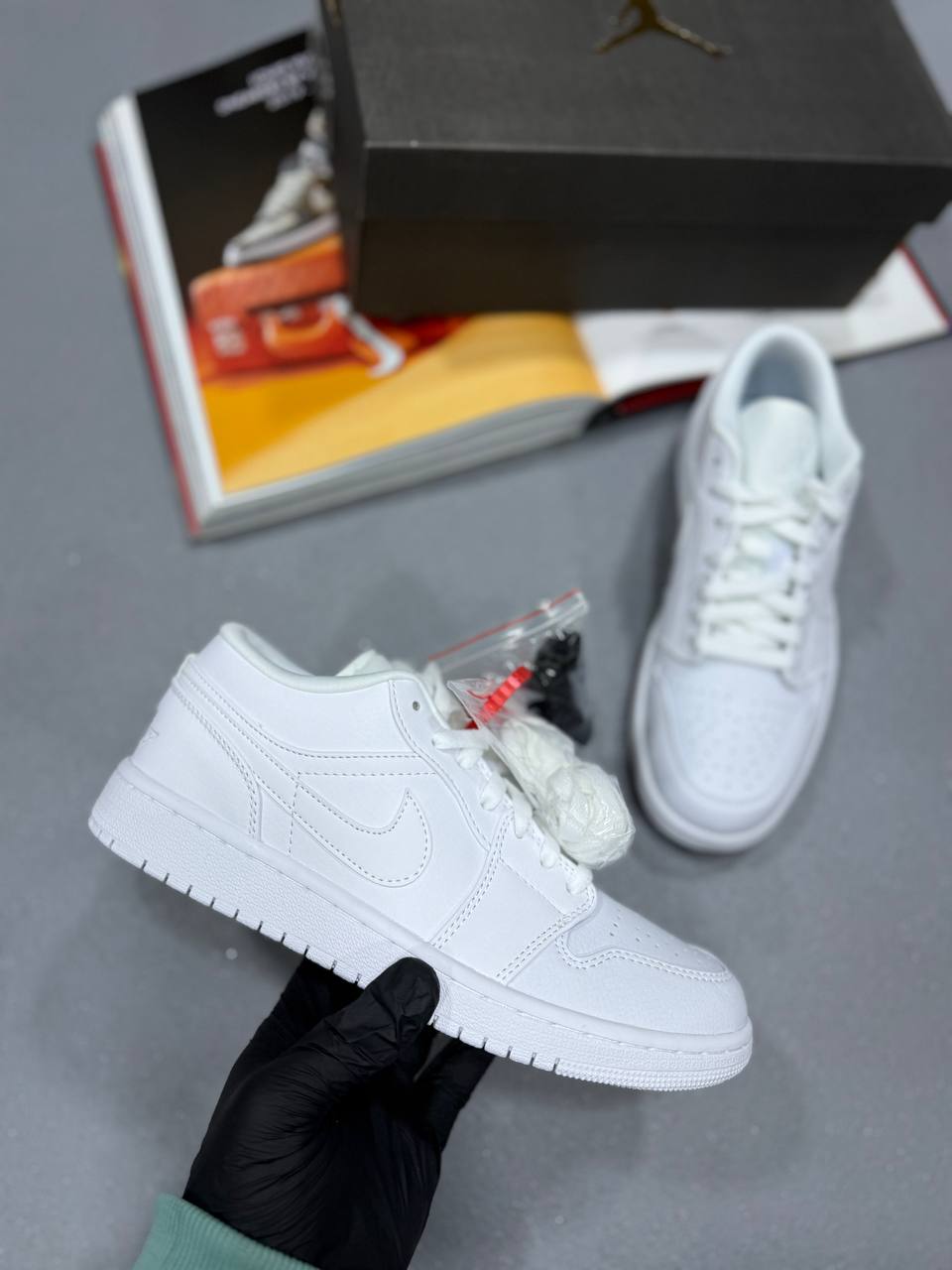 J1 LOW TOP WHITE