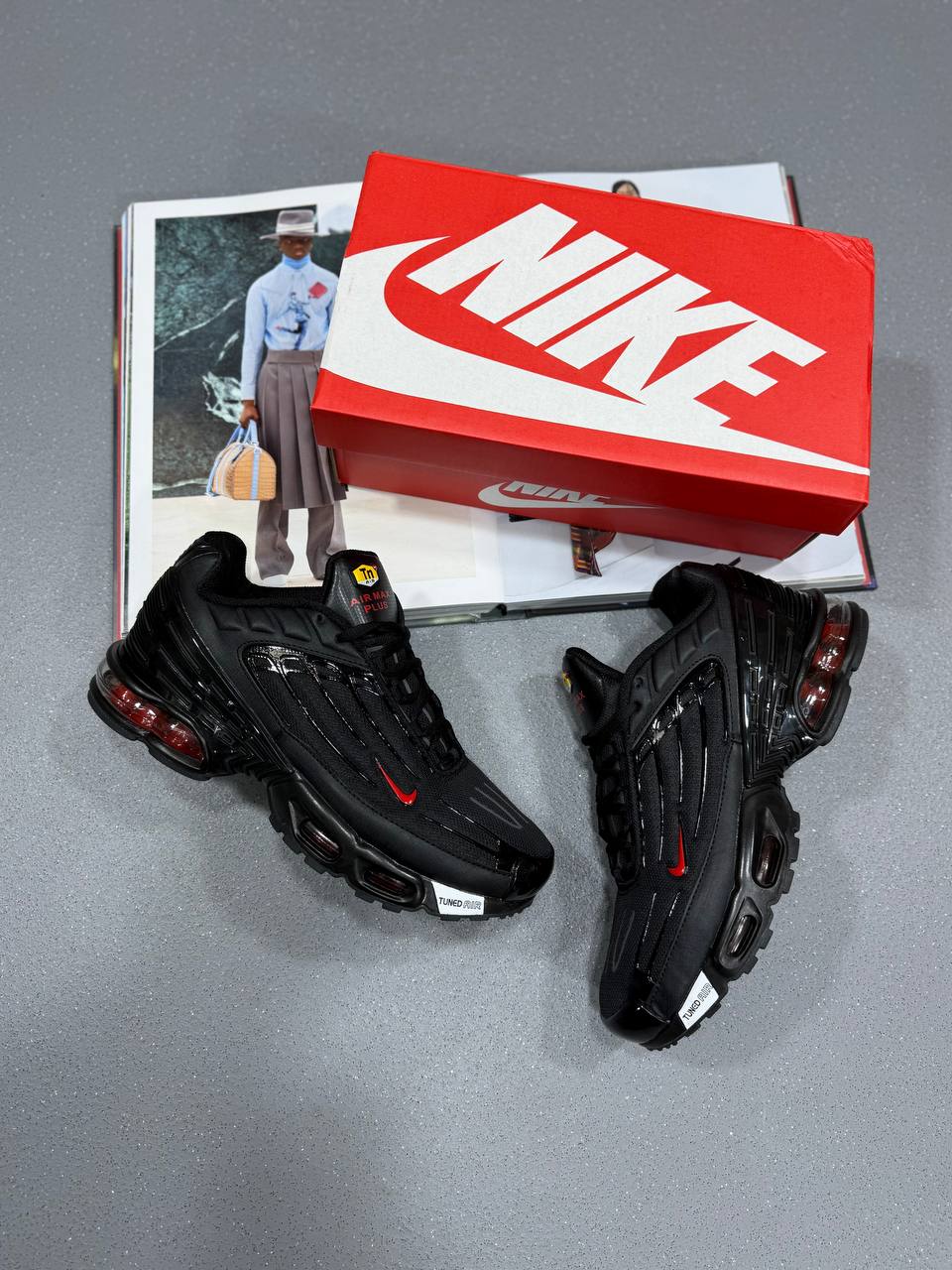 TN TRAINER BLACK/RED