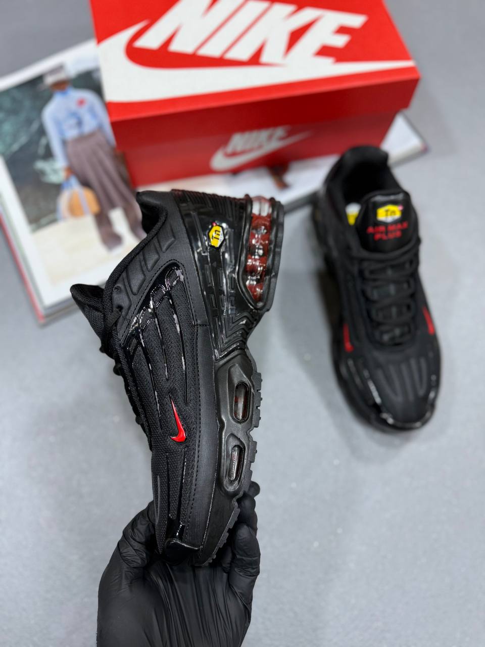 TN TRAINER BLACK/RED