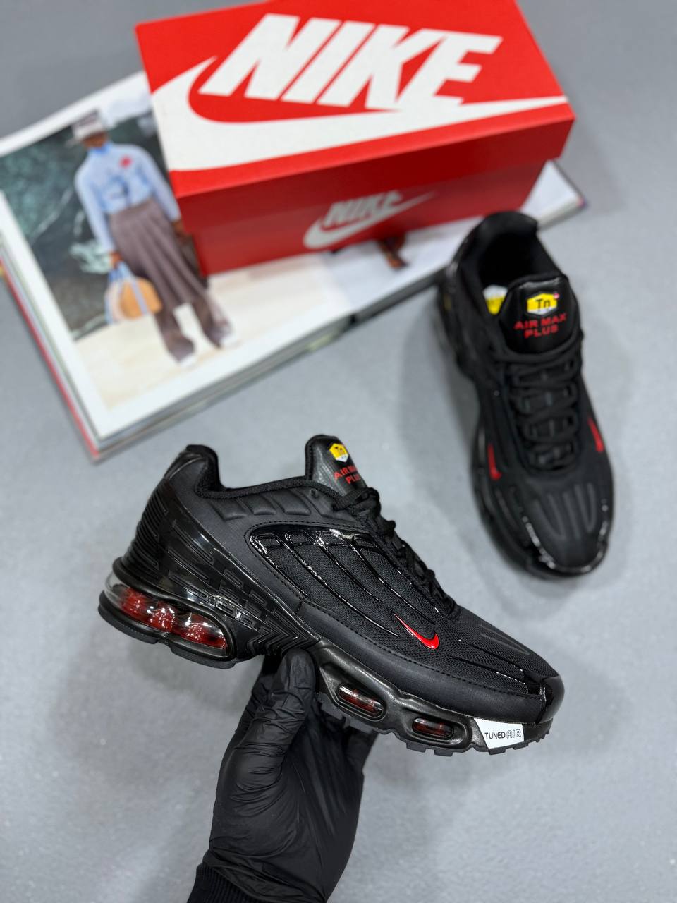 TN TRAINER BLACK/RED