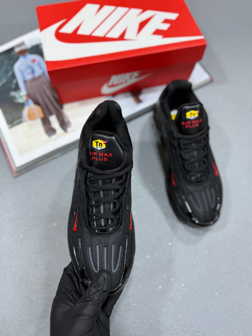 TN TRAINER BLACK/RED